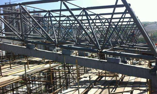 项城简述网架公司的黑色压型钢板的吊装步履